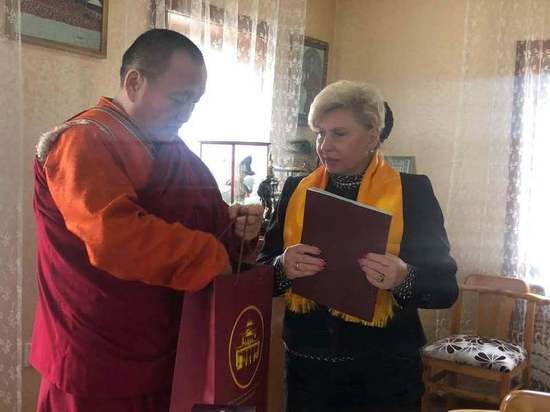 В Бурятии российский омбудсмен подарила Хамбо Ламе книгу про защиту прав человека