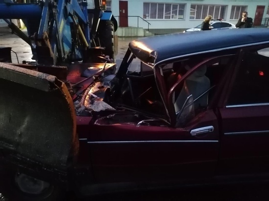 Автомобиль под управлением пьяного водителя столкнулся с трактором в Тверской области