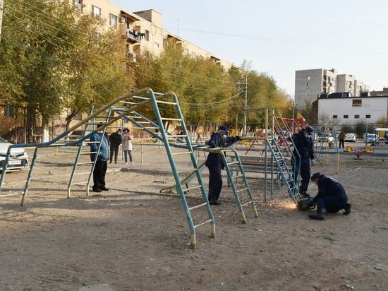 В Астрахани продолжают демонтировать опасные детские площадки
