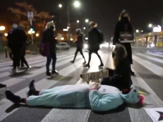 Польша приостановила введение запрета на аборты по медпоказаниям из-за протестов