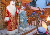 В резиденции белорусского Деда Мороза заявили, что несмотря на обостренную политическую ситуацию в стране сказочному персонажу не придется в этом году менять свой костюм
