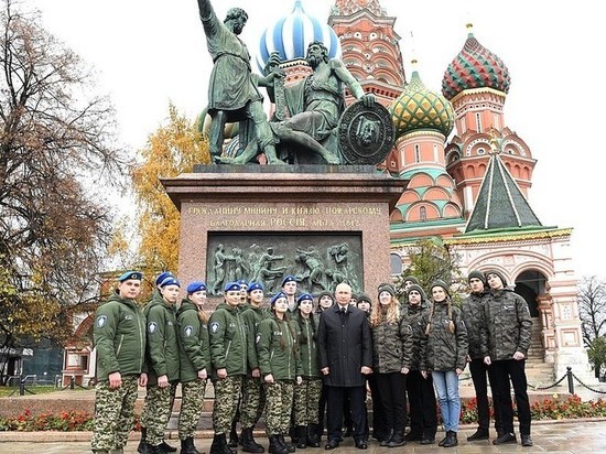 Путин в окружении детей возложил цветы к памятнику Минину и Пожарскому