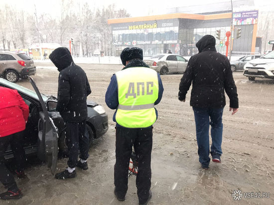 Попавшие в аварию машины перегородили дорогу возле кемеровского "Юбилейного"