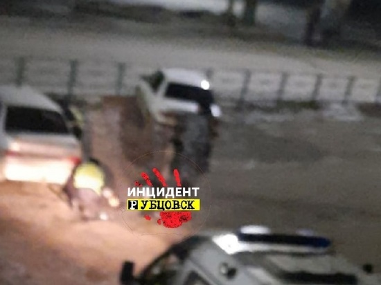 Водитель жигули задним ходом задавил молодую женщину в Рубцовске