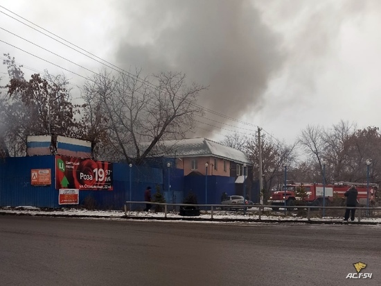 Частный дом оказался охвачен огнем в Новосибирске