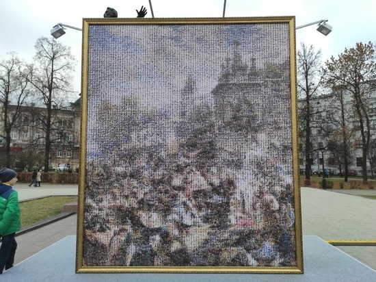 Картина из фото нижегородцев установлена на площади Минина