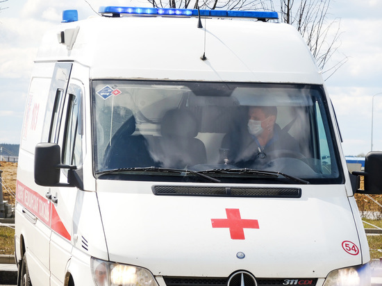 Полицейский на служебной машине въехал в ограждение в Москве
