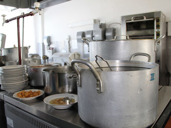 Битую посуду и просроченные продукты нашли в столовой читинской школы