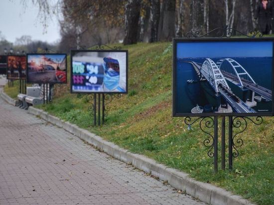 В Костроме на Волжской набережной открылась фотовыставка под открытым небом