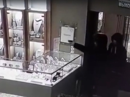 Два подростка с игрушечным пистолетом напали на ювелирный салон в Иркутске