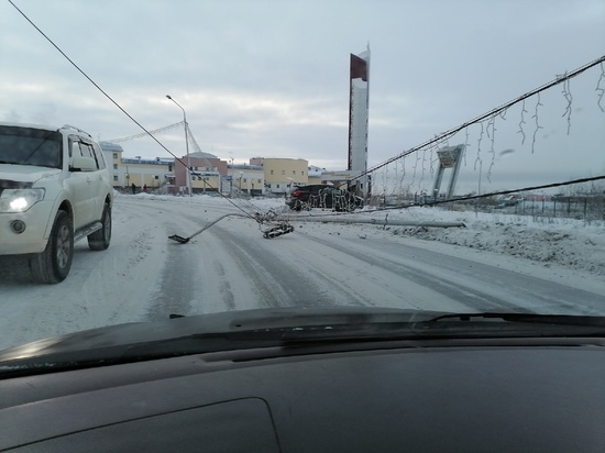 В Салехарде лихач на иномарке «срубил» столб