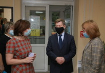 Мэр Новосибирска Анатолий Локоть посетил городской центр социальной помощи семье и детям «Заря» и проверил, насколько он готов к работе в качестве обсерватора