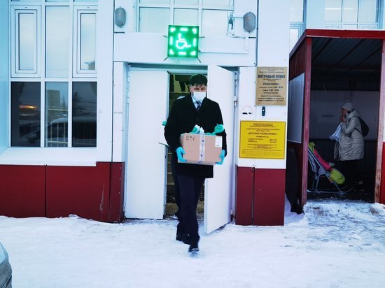 Депутат Госдумы Пушкарев привез лекарства заболевшим детям в Лабытнанги