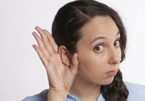 Коронавирус усугубляет шум в ушах почти у половины заболевших и может даже впервые вызвать проблемы со слухом, говорится в новом исследовании
