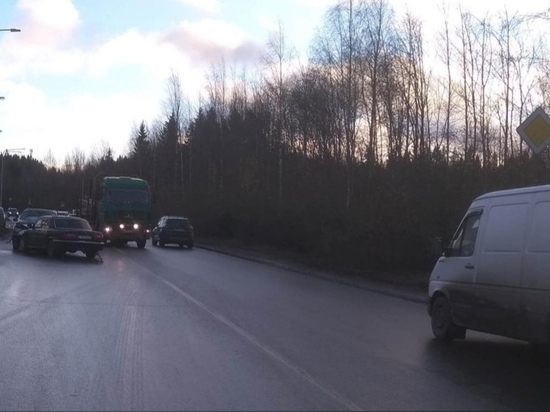  Три человека пострадали при столкновении легковых автомобилей в Петрозаводске
