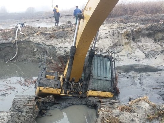 Росприроднадзор устанавливает причины затопления экскаватора при расчистке реки Усмань под Воронежем