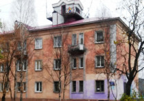 Житель Кандалакши на своей странице в соцсетях предложил землякам обсудить появление на крыше дома №28 на улице Кировской фигурки Карлсона