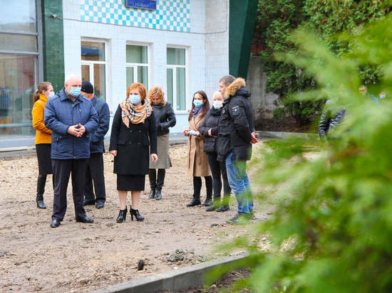 Елена Сорокина проконтролировала благоустройство сквера на улице Новой