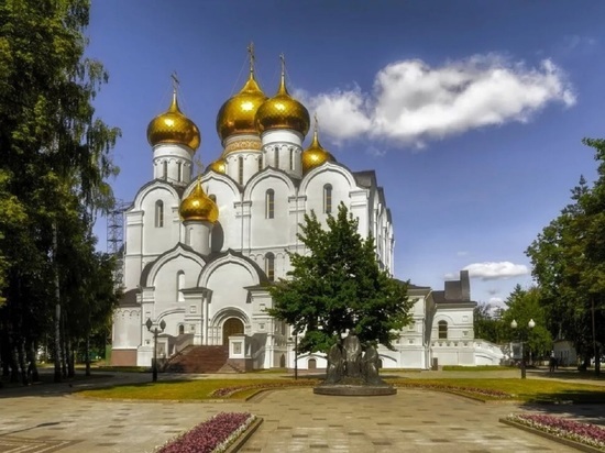 В Ярославле перекрашивают Успенский собор