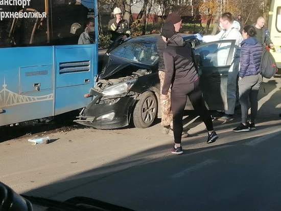 Иномарка протаранила автобус на остановке в Твери