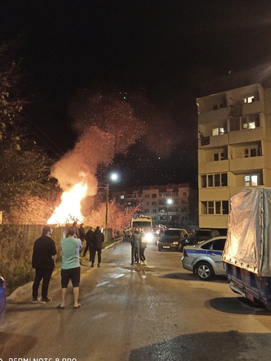 10 человек тушит загоревшийся жилой дом в Пскове