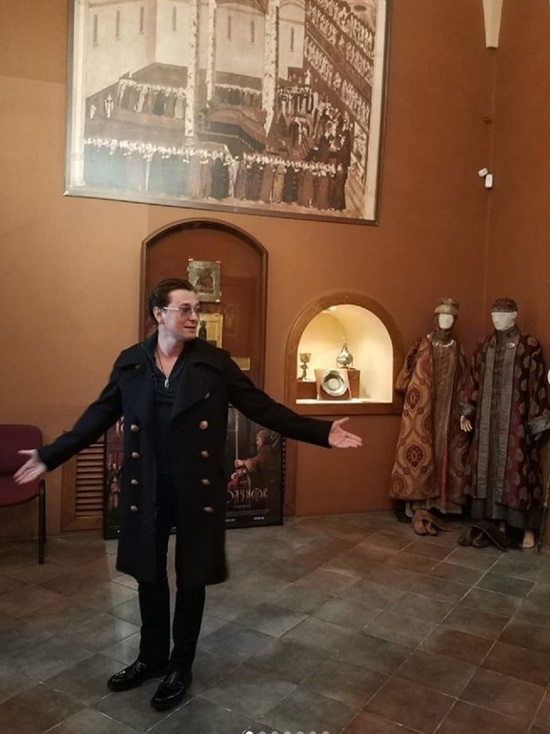 Актер Сергей Безруков передал в дар костромскому музею царское облачение
