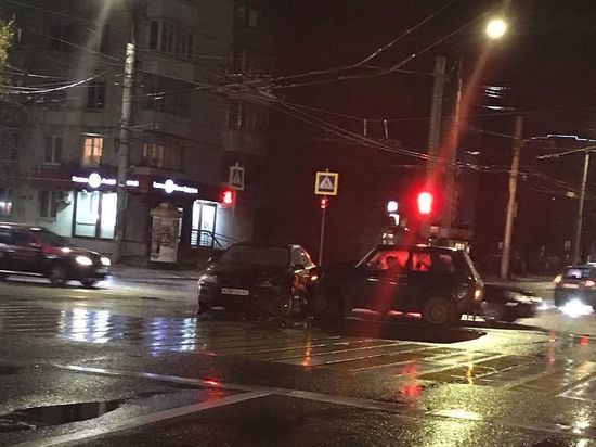 В центре Смоленска ночью столкнулись «Нива» и «Форд»