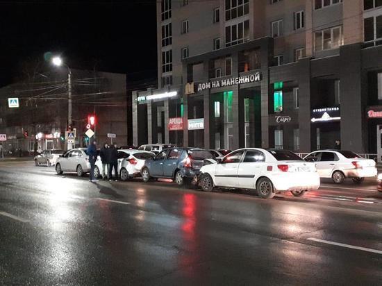 "Паровоз" из четырех машин собрался на проспекте в Твери