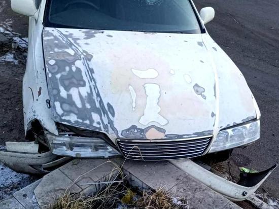 Пьяная водитель Mark II протаранила цветочную клумбу в Чите