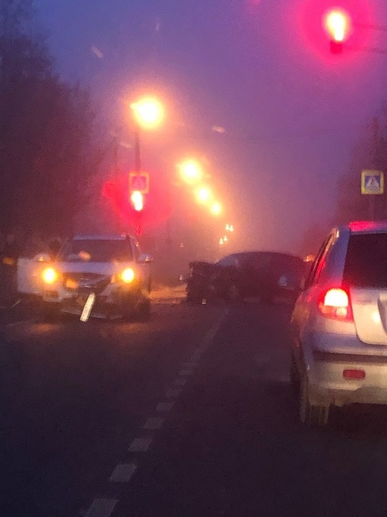 В Смоленске ранним утром понедельника столкнулись две иномарки