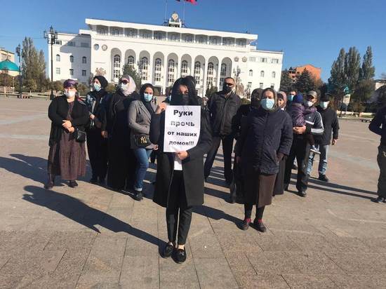 Жители дагестанского поселка устроили протест на площади