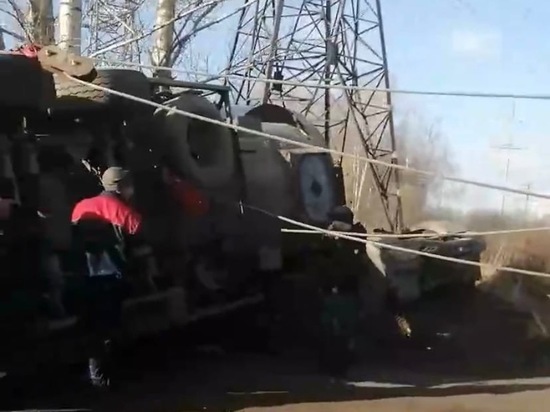 На окраине Рязани перевернулся бензовоз