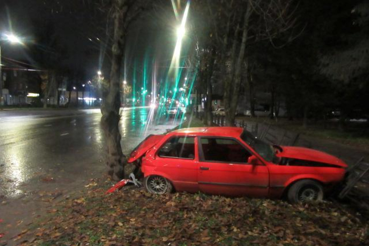 Новости смоленска происшествия. Авария на Кирова BMW Смоленск. Авария на ул Кирова в Смоленске 09.09.2022. Красная BMW Смоленск авария.