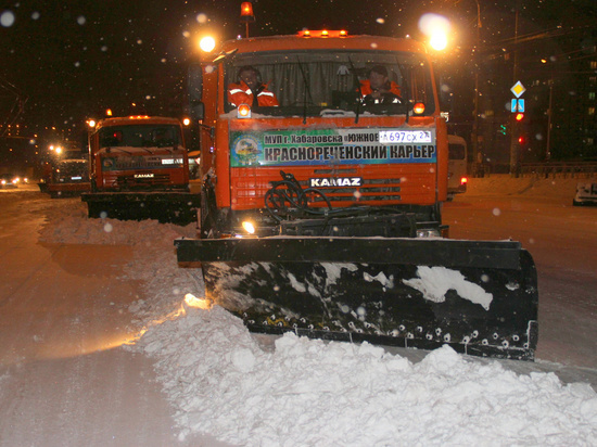 Около 170 тонн реагента и песка высыпали на дороги после снегопада в Хабаровске