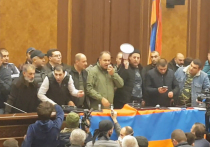 Протестующие в парламенте Армении потребовали сформировать новое правительство, которое могло бы отменить участие страны в мирных договорённостях по Карабаху, сообщает корреспондент РИА Новости