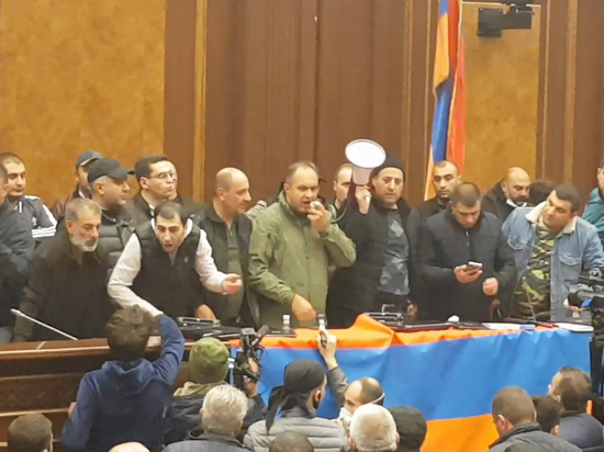 В результате объявления о мирных договорённостях по Карабаху в Ереване вспыхнули беспорядки
