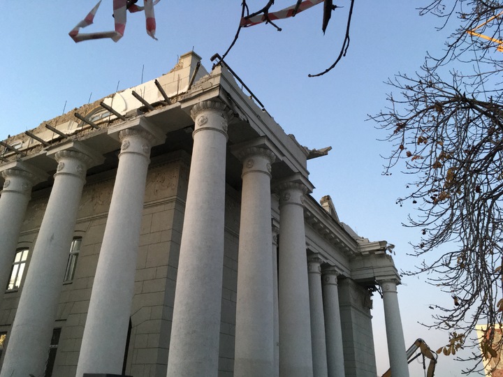 В Саратов прибыли уникальные гигантские ножницы для демонтажа театра