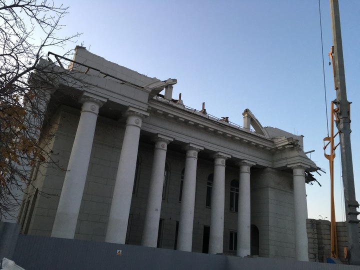 В Саратов прибыли уникальные гигантские ножницы для демонтажа театра