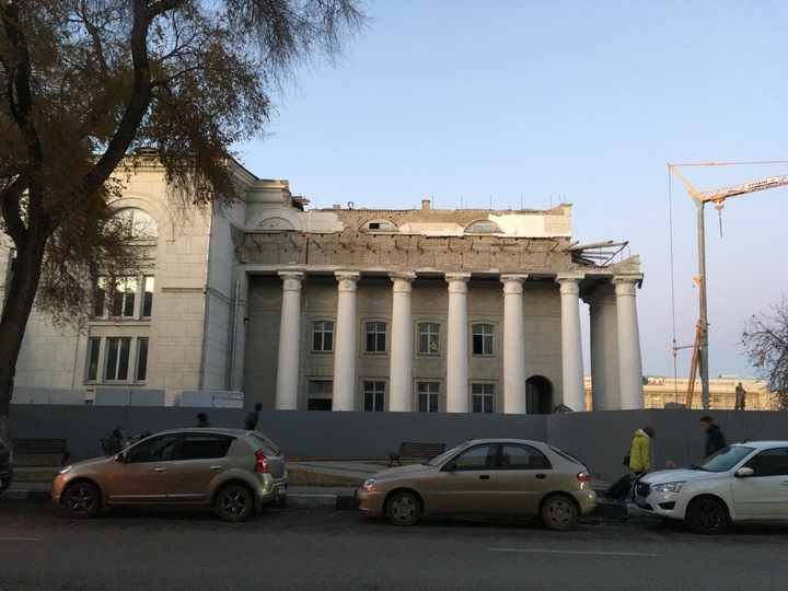 В Саратов прибыли уникальные гигантские ножницы для демонтажа театра