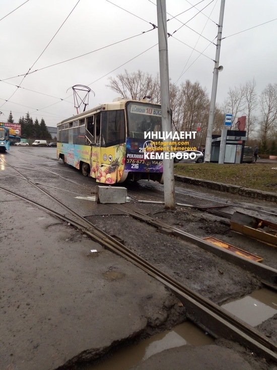 Сбитая стрелка нарушила привычную схему движения трамваев в городе Кемерово
