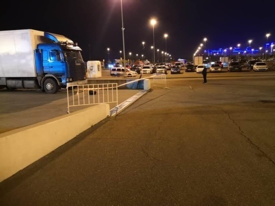 В Краснодаре возле «OZ Mall» грузовик насмерть сбил человека, сдавая назад