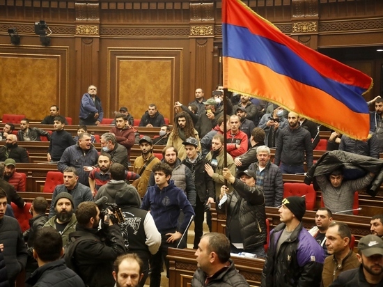 Протестующие в Ереване разгромили парламент