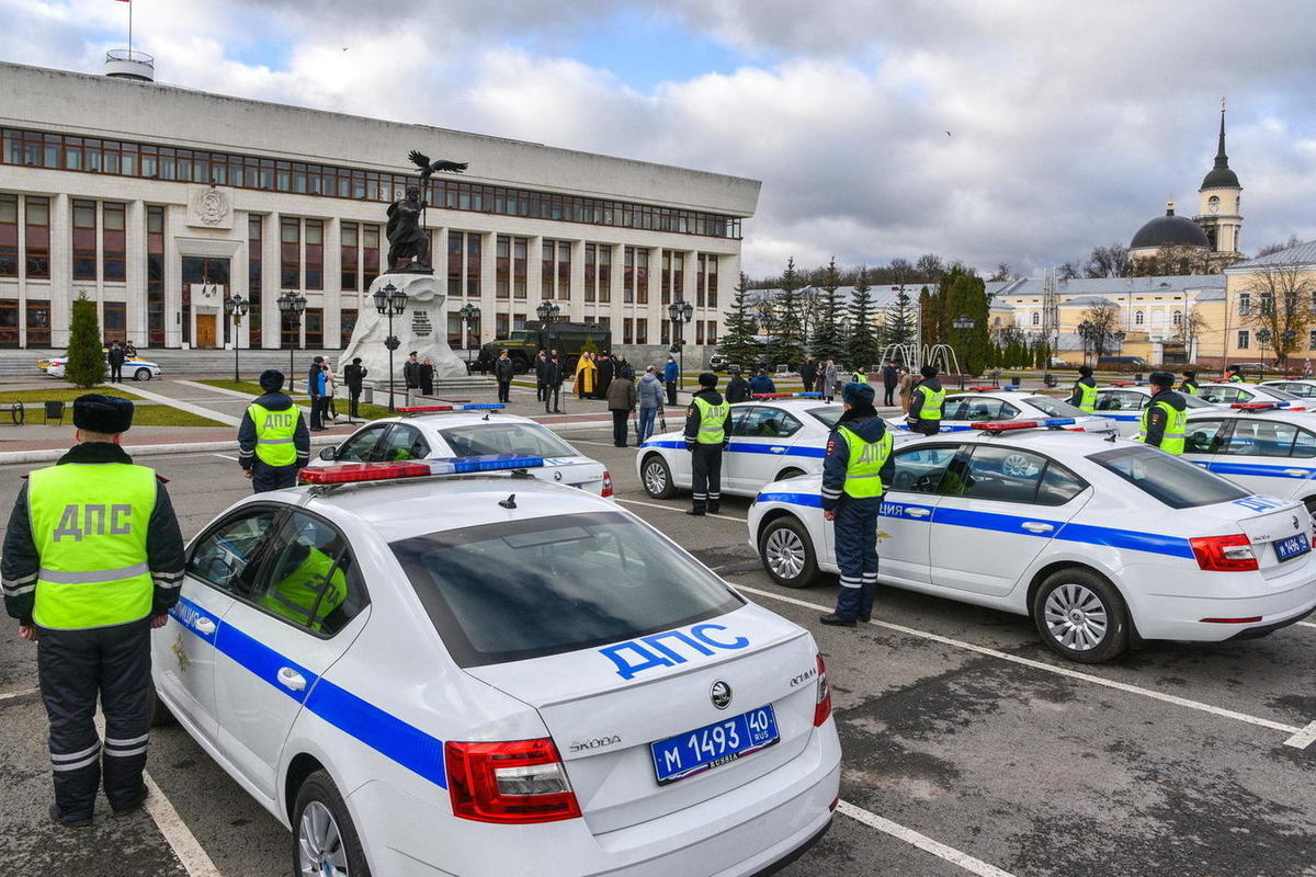 Автопарк калужских полицейских пополнили новыми автомобилями - МК Калуга