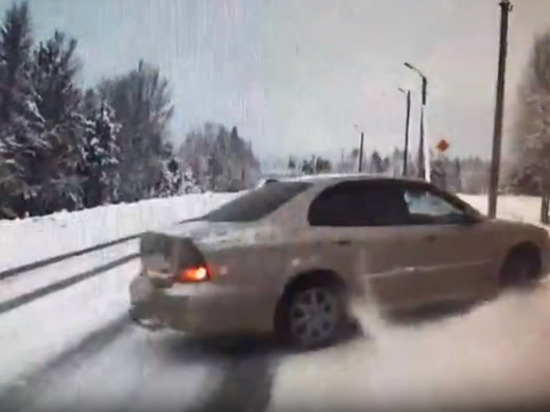 Авто вылетело с дороги в сугроб: ДТП на трассе Ноябрьска попало на видео