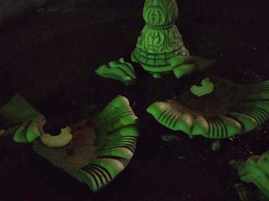 Вандалы ночью разгромили фонтан в великолукской деревне Переслегино