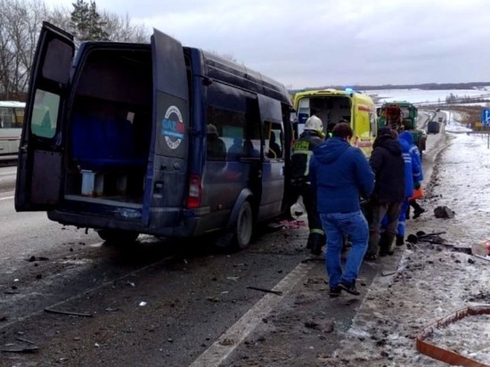 Пассажирский микроавтобус протаранил трактор на М7 в Чувашии, пятеро пострадали
