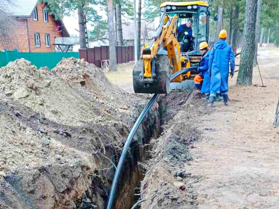 В частном секторе поселка Сосновка прокладывают водопровод