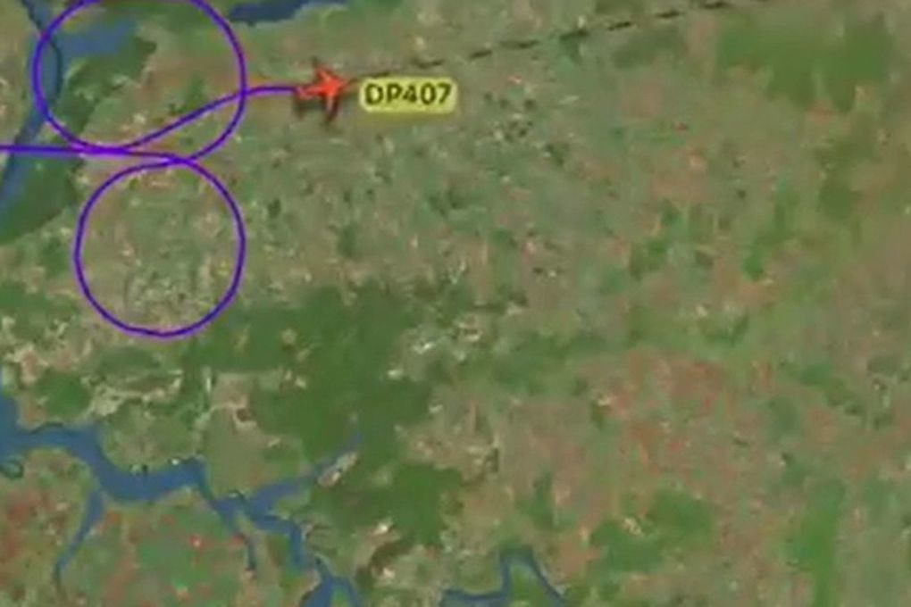 Самолет нарисовал в небе фаллический символ
