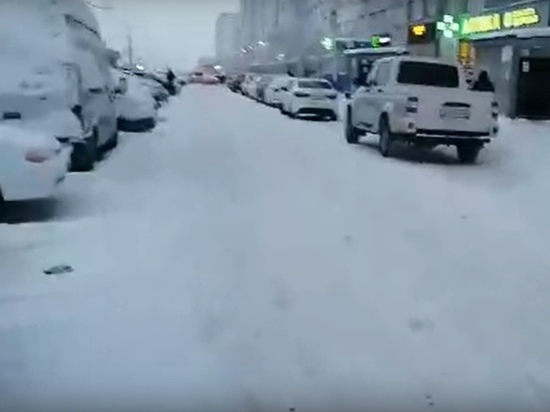 В Новом Уренгое коммунальщики не могут очистить двор от снега из-за припаркованных авто