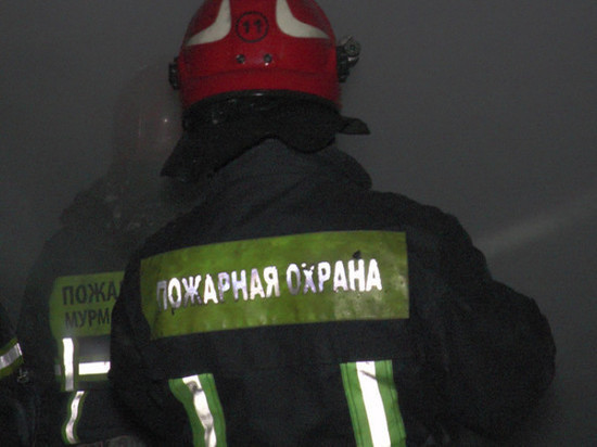Девять человек тушили трёхкомнатную квартиру в Кировске